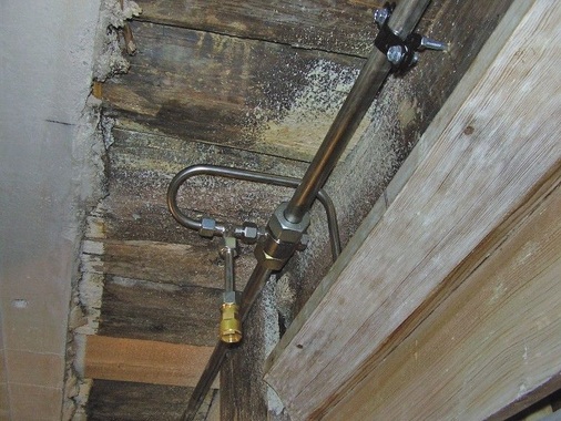 Abgang eines HI-FOG-Sprinklers in der Holzdecke. Durch die kleinen Rohrdurchmesser ist eine nahezu unsichtbare ­Installation ohne Eingriffe in die Bausubstanz möglich.