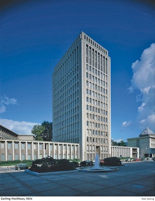 Gerling-Hochhaus in Köln. Bei dem Versicherungsunternehmen wurde in einem Feldtest das Einsparpotenzial der Einzelraumregelung CM Zone in Bürogebäuden ermittelt.