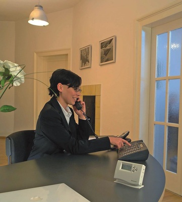 Bediengerät CM67z. Per Funk werden Solltemperaturen und Heizzeiten an die Heizkörperregler übermittelt.