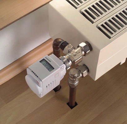 Elektronischer Heizkörperregler HR80. Das Einzelraumregelsystem CM Zone kann auch in angemieteten Räumen installiert werden, da kein Eingriff in die Bausubstanz erfolgt. Bei einem Umzug nimmt der Mieter das System einfach mit.