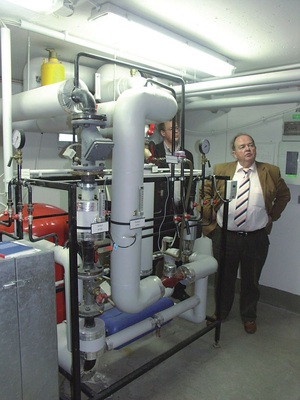 Die Heizungsanlage mit einer Fernwärmezentrale wurde bereits vor zehn Jahren modernisiert. Die Trinkwassererwärmung wird solar unterstützt. Je ein „Panther“-Regler übernimmt die Steuerung der Systeme.