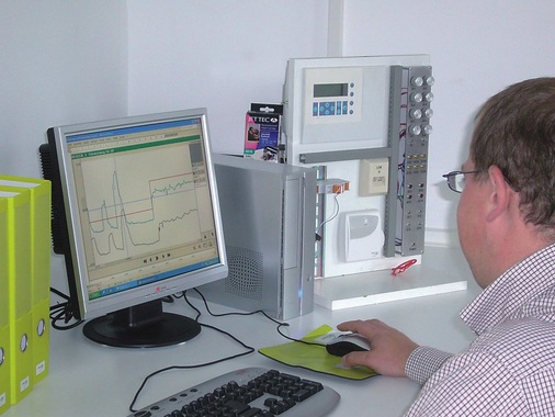 Schema der Heizungsanlage, visualisiert mit der CentraLine-Bediensoftware Arena. Zweimal wöchentlich wählt sich R&T mit der Bedien­software Arena in die Anlagen ein. Dabei optimiert der CentraLine-Partner die Anlagensteuerung anhand der Trendauswertungen kontinuierlich, um ein Höchstmaß des Einsparpotenzials auszuschöpfen.