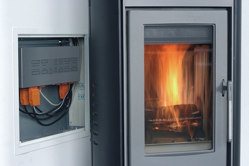 Geregelter Abbrand: Die Universal Ofenregelung von Kutzner + Weber optimiert die Verbrennung und reduziert den Brennstoffeinsatz bei verringerten Emissionen.