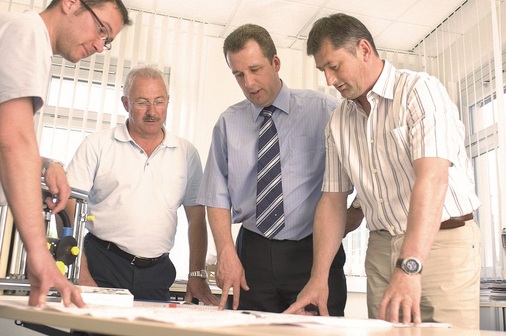 Eingespieltes Team: Niko Gruber, Josef Gruber (Inhaber von Kraft), Martin Bühler (Geberit Verkaufsberater Technik) und Roland Schwarz (Bereichsleiter Sanitär bei Kraft).