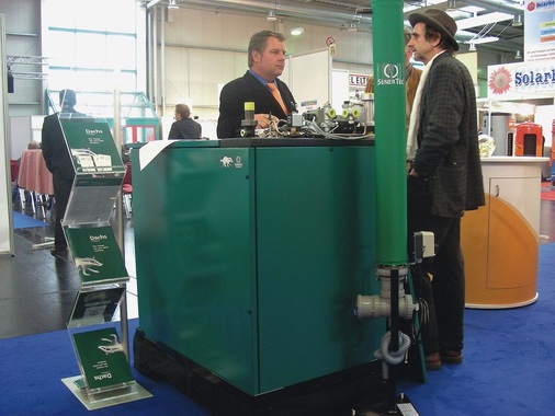 Senertec ist mit rund 17000 verkauften Mikro-KWK Marktführer in diesem Leistungsbereich. Viele Kunden wollen ihren eigenen Strom erzeugen, auch wenn es nicht wirtschaftlich ist, so Senertec. Erdgas Schwaben will künftig seinen Kunden auch Biogas anbieten. Damit lassen sich die Zielvorgaben der EnEV relativ einfach mittels Mikro-KWK erreichen.