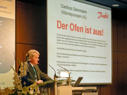 Aus Sicht von Manfred Beerhalter, Danfoss Steinmann AG, „ist der Ofen bald aus“, zumindest in der Schweiz. Die elektrisch angetriebene Wärmepumpe gilt dort inzwischen als der energieeffizientere und ökologischere Wärmeerzeuger. - © Wolfgang Schmid
