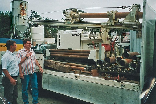 Am einsatzbereiten Geowell Sondenbohrfahrzeug: ­Geschäftsführer Markus Schädlich (r.) und kaufmännischer Leiter Jens Kreikenbohm. „Qualität braucht ­Erfahrung. Die kann ein dreiwöchiger Einweisungskurs nicht ersetzen.“