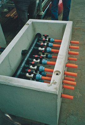 Sauber verrohrter, vorgefertigter Anschlussschacht zwischen Sonden­rohren und Sole/Wasser-Wärmepumpe. Mit höchster Ausführungsqualität und ­lückenlosen Komplett­angeboten mit garantierter Wärmeleistung zum Festpreis begegnen Stiebel Eltron/Geowell dem Dienstleistungsbedarf der Fachpartner und dem zunehmenden Wettbewerb.