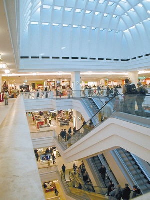 Für Besucher beeindruckend, für Lüftungsplaner eine Herausforderung: Mit monumentaler Größe erstreckt sich das Fahrtreppenauge bis zum 6. Stockwerk und wird von einer Glaskuppel überspannt.