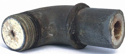 Verkalkter Leitungsbogen. Bei Temperaturen über 60 °C ­besteht erhöhte Verkalkungsgefahr. Aber auch aus ­energetischen Gründen könnte die thermische Desinfektion künftig Akzeptanzprobleme bekommen.