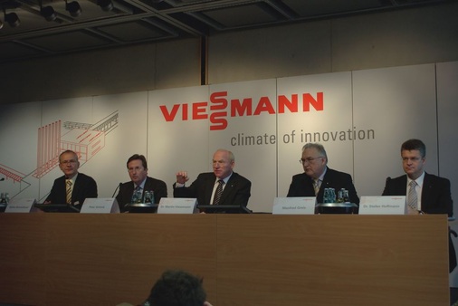 Stellten im November der internationalen Presse die neue Viessmann Akademie, die neue Energiezentrale, die Klimaschutzziele- und -maßnahmen des Unternehmens, die Wachstums­strategie und die Verstärkung des Managements vor: Walter Bornscheuer, Leiter Produktmanagement, Peter Schenk, Chief Executive Officer, Dr. Martin Viessmann, Manfred Greis, Leiter Unternehmenskommunikation, Dr. Stefan Hoffmann, Leiter Forschung und Entwicklung (v.l.). „Künftig vermehrt auch durch Akquisitionen wachsen.“