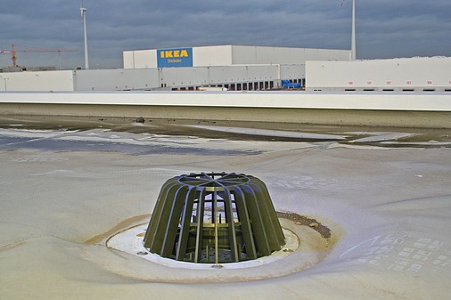 Dachentwässerungssystem mit Druckströmung: Das Flachdach des neuen Warenverteilzentrums von IKEA in Dortmund Ellinghausen. - © Akatherm FIP
