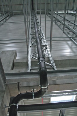 Akasison ist ein Komplettsystem zur Dachentwässerung mit Druckströmung. Neben den Dachabläufen gehören Akatherm-Rohre in den Dimensionen 40 bis 315 mm mit Anschluss- und Formstücken zum Programm. - © Akatherm FIP
