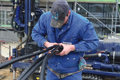 Der Sondenfuß mit den eingeschweißten Rohrenden wird für die Einbringung in das Bohrloch vorbereitet.