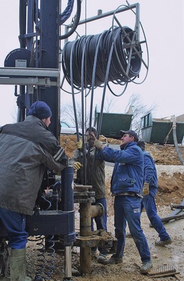 Erdwärmesonden werden als Doppel-U-Rohre ausgeführt. Die Sondenrohre werden vor der Einbringung mit dem ­Sondenfuß verschweißt und auf Dichtheit geprüft.