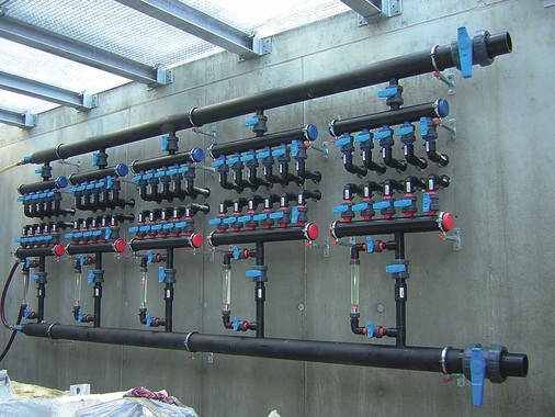 Bei größeren Objekten sind mehrere Erdsonden erforderlich, um für die Wärmepumpenanlage die erforderliche Wärmeentzugsleistung bereitstellen zu können. Die Volumenströme aus dem Sondenfeld werden über einen Sondenverteiler gesammelt und verteilt.