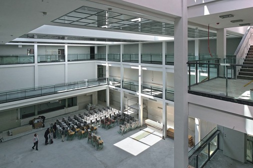 Lichte, transparente Architektur bei gleichzeitig hoher Zweckorientierung — ein Blick in das Foyer des Leipziger Neubaus.