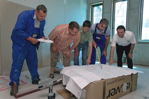 Kooperation zwischen Sanitär- und Heizungsgewerk (v.l.): Steffen Eichler und Gerald Berger (Berger Haustechnik), Steffen Ihme und Matthias Uebrück (Bau- und Haustechnik Bad Düben) sowie Viega-Verkaufsberater Michael Göller.