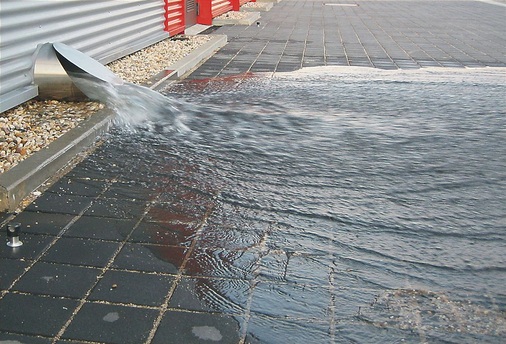 Eine Unterdruck-Notentwässerung in Aktion: Rund 56 l/s strömen ins Freie — ein Keller wäre in kürzester Zeit vollgelaufen.