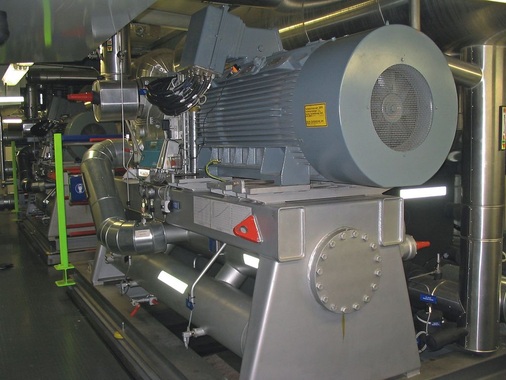 Schwingungsisoliert aufgestellte Kältemaschine in einer Technikzentrale auf dem Dach eines Produktionsgebäudes.