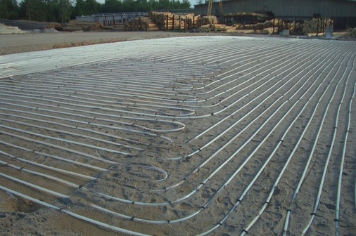 Auf einer Fläche von 1300 m² sind insgesamt über 5000 m PE-Xa-Rohr in der Dimension 25 mm verlegt worden. Das chemisch vernetzte Rohr ist so robust, dass es kostengünstig in einem 16er Korn sandbettfrei nach DVGW 400-2 verlegt werden kann.