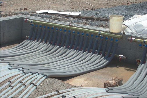 Der Industrieverteiler steuert den Einsatz der einzelnen Kollektor-Kreisläufe. Die 100 m langen Rohrschlangen des Erdkollektors sind einzeln auswählbar. Damit kann die Lagerfläche entsprechend der tatsächlichen Belegung mit Humusmieten genutzt werden.