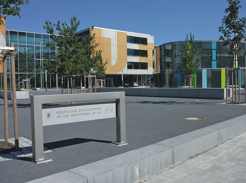 Als „Schulhaus der Superlative“ gilt das neue Berufsschulzentrum Riesstraße in München. Alle 200 Klassenzimmer sind betonkerntemperiert. - © TTC Timmler Technology
