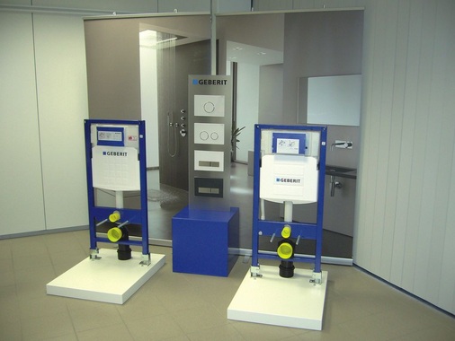 Der neue Unterputzspülkasten UP320 in den neuen Duofix-Installationselementen und die neuen Betätigungsplatten Sigma10, Sigma20 und Sigma50 (von oben).