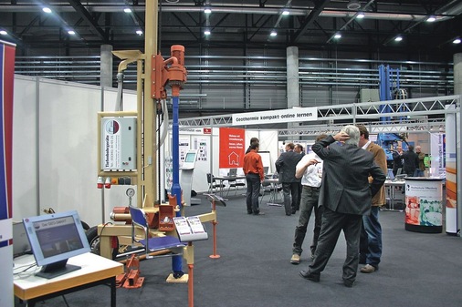 Bohrungen schon ab 35 Euro/m bietet die Aqua-thermic GmbH, Strausberg an. Das Gerät ist für schwierige und enge Verhältnisse konstruiert, aber für eher sandige Böden geeignet.