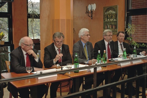 Pressekonferenz nach der HOAI-Anhörung der betroffenen Verbände im BMWi (v.l.). Hans Georg Wagner, Präsident BDB, Jens Karstedt, Präsident BIngK, Arno Sighart Schmid, Präsident BAK, Michael Frielinghaus, Präsident BDA und Ernst Ebert, Vorstandsvorsitzender AHO: Der Entwurf der HOAI führt durch die Reduzierung auf Teilbereiche und das Streichen von Zuschlägen zu einer Reduzierung der Honorare. Wir sind aber auch insgesamt bestürzt über den Entwurf, der Praxisnähe und Sachkenntnis vermissen lässt. - © JV
