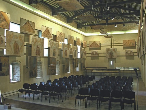 Zwei Sockelheizleisten von Best Board übereinander und ein Problem gelöst, an das sich vorher niemand gewagt hatte: Der Vatikan kann in diesem Raum neuerdings kostbare Gemälde präsentieren, weil engste Raumtemperaturtoleranzen eingehalten werden. Da sich kein Wärmepolster bildet, war selbst die Befestigung Überkopf möglich.