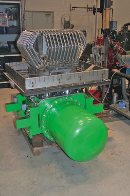 35 kW elektrisch liefert dieses nachrüstbare Stirlingmotor-Aggregat von Stirling Denmark. Es ist auf die Verbrennung aller Arten von Biomasse bis hin zu Kokosnüssen ausgelegt. - © Stirling-Denmark, ApS
