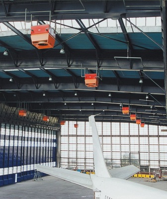 Bild 1 Umluftheizgeräte in großen Hallen mit Luftauslass nach unten. Probleme, wie Zugerscheinungen und eine ineffiziente Kälteverteilung, können bei der Nutzung der Geräte zur Kühlung minimiert werden.