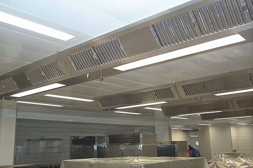 Flachdecke mit Lüftungsbalken in der Zentralküche der Nürnberger Messe. Die Fettabscheider befinden sich über den Kochstellen und lassen sich versetzen.