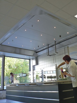 Kombinierte Zu- und Abluftdecke in einem SB-Restaurant im Technologiepark Heilbronn. Die Abluft wird im Mittelfeld abgesaugt, die Zuluft gelangt durch periphere Schlitz­öffnungen in den Raum. - © Rentschler Reven
