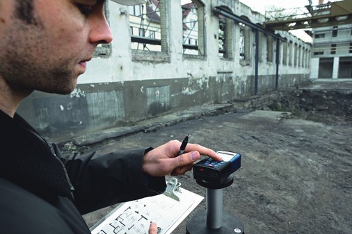 Beim Messen über größere Distanzen hinweg ist ein Stativ empfehlenswert.