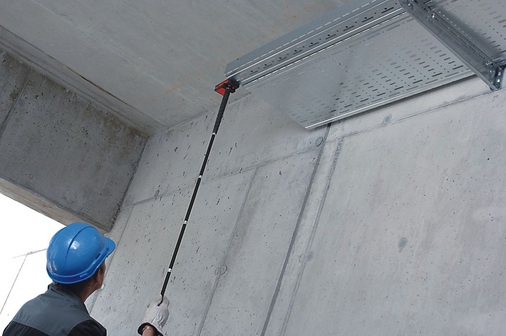 Mit einem optionalen Teleskoparm lassen sich auch schwer erreichbare Stellen messen.