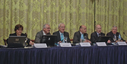 Chillventa-Manager Gabriele Hannwacker und Walter Hufnagel, NürnbergMesse, Werner Rolles (Daikin) und Thomas Ernst (Bitzer), Koordinatoren des Messebeirats und des Ausstellerkreises, und Dr. Rainer M. Jakobs (DKV), Koordinator des fachlichen Begleitprogramms, beim 1st Global Press Meeting der Chillventa in Athen: „Die Chillventa ist ein ausgesprochenes Gemeinschaftswerk mit umfassender Teilhabe der Branche.“