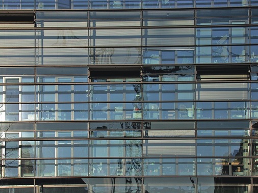 Die Regelung von doppelschaligen Fassaden gilt als sehr komplex. Heizenergieeinsparungen steht oft ein höherer ­Kühlbedarf gegenüber.