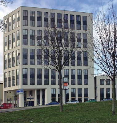 Morgens heizen, mittags kühlen: Betonkerntemperierte Gebäude lassen sich mittels Wetterdaten-Aufschaltung genauer regeln. Dadurch können freie Wärme- und Kühlpotenziale besser genutzt werden.