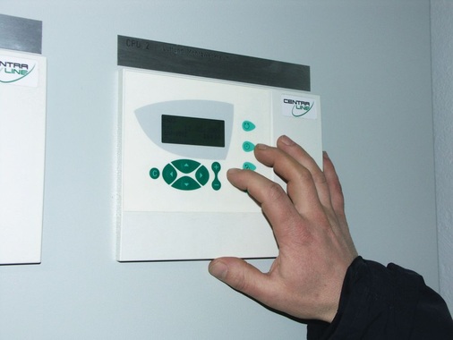 Panther-Regler: Um die Verluste bei der Wärmeerzeugung, -verteilung und -übergabe möglichst gering zu halten, wird die ­Heizkurve automatisch an das Gebäude adaptiert.