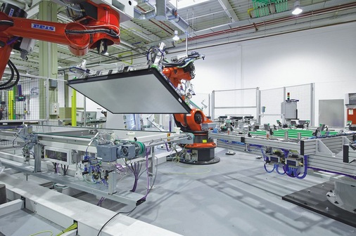 Für die Eigenproduktion von Solarkollektoren hat Vaillant in vollautomatisierte Fertigungsprozesse investiert.