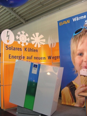 Die Absorptionskälte­maschine von EAW wird künftig von verschiedenen Systemanbietern als ­Paketlösung angeboten.