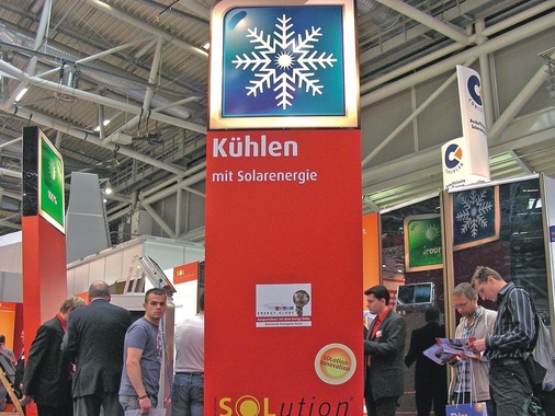 Die Sortech-Adsorptionskältemaschine beim Systemanbieter Solution war stets umlagert. Mit 7,5 kW Kälteleistung sei sie die ideale Ergänzung für solare Heizanlagen mit „Überschussproblemen“ im Sommer.