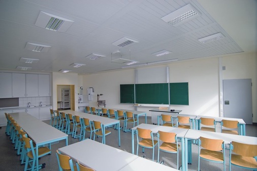 Behaglichkeit und Energieeffizienz haben die Zehnder Como-Segel in einem „geheimen“ Experiment unter Beweis gestellt. Ohne Wissen von Schülern und Lehrern wurden sie testweise in einem Klassenraum installiert. Das positive Raumklima überzeugte.