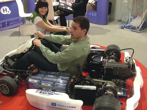 Bei den Fahrzeugen wird die Brennstoffzelle eher in Nischenmärkten punkten. Das „FuelCell-Car“ wird scheinbar von aktuellen Entwick­lungen bei Lithium-Ionen-Batterien überholt.