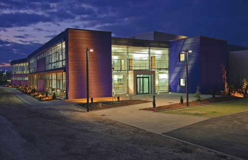 Das neue Verwaltungsgebäude der Ohnhäuser GmbH mit großen Glasfassaden setzt bewusst auf Kühl- und Heizdecken. - © Zehnder GmbH, Lahr
