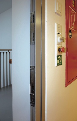 Bild 2 Kombinierte Flucht- und Brandschutztür mit zwei unterschiedlichen, untereinander angeordneten Türverschlusssystemen. - © Häfele
