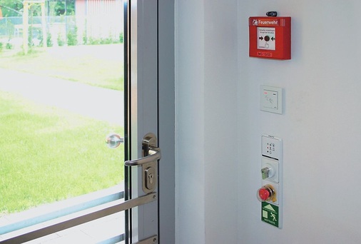 Bild 3 Fluchttüren zum Außenbereich mit unverschließbarem Panikschloss und ver­sicherungstechnischem ­Verschluss schließen sich bei elektronischen Schließsystemen nicht aus.