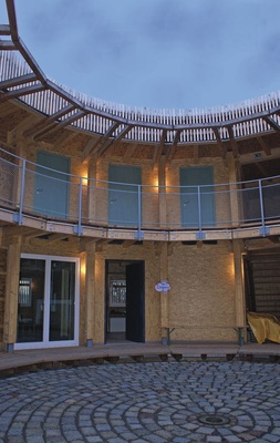 Der Rundbau öffnet sich im Innern zu einem Atrium, das von den Gemeinschafts- und Schlafräumen in mehreren Ebenen umschlossen wird.